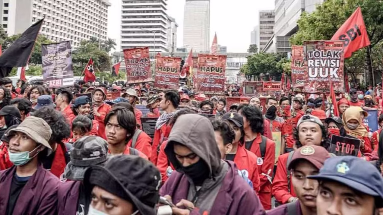 Gerakan Protes Sebagai Dinamika Demokrasi, Ekspresi Rakyat dalam Perubahan Sosial, dan Strategi Perlawanan terhadap Ketidakadilan