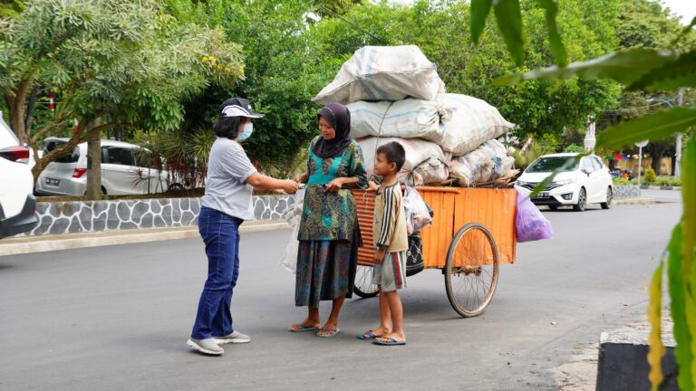 Panduan Lengkap Aksi Sosial untuk Menumbuhkan Kepedulian, Menguatkan Solidaritas, serta Menciptakan Masyarakat yang Lebih Harmonis dan Sejahtera