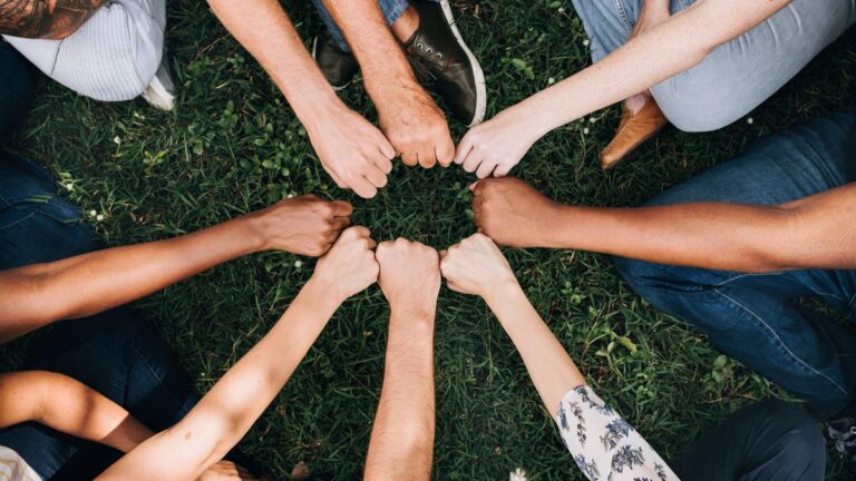 Kesadaran Moral dalam Kehidupan Modern: Memahami Pentingnya Etika, Tanggung Jawab Sosial, dan Pengambilan Keputusan Berbasis Nilai untuk Membangun Karakter, Keharmonisan Sosial, dan Kehidupan yang Bermakna di Era Globalisasi